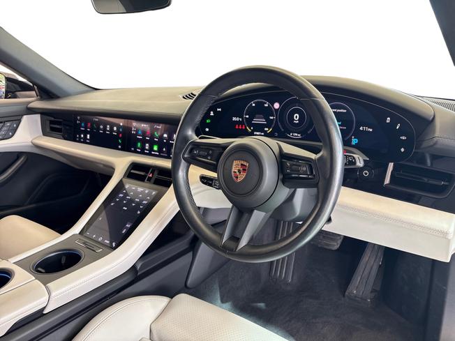 PORSCHE Taycan Photo 10