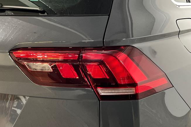 VOLKSWAGEN Tiguan Photo 18