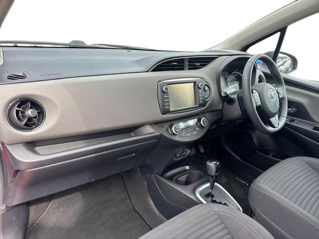 TOYOTA Yaris Photo 2