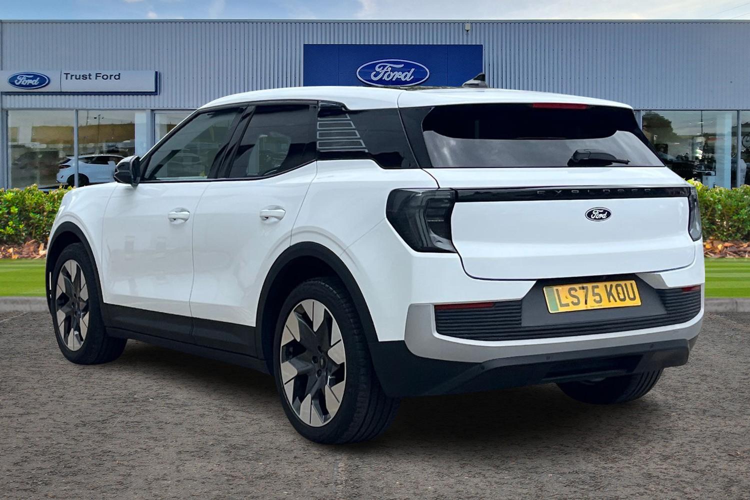 Ford Explorer Photo 1