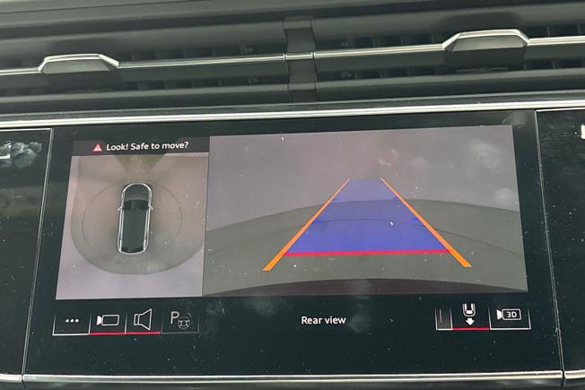 AUDI Q8 Photo 22