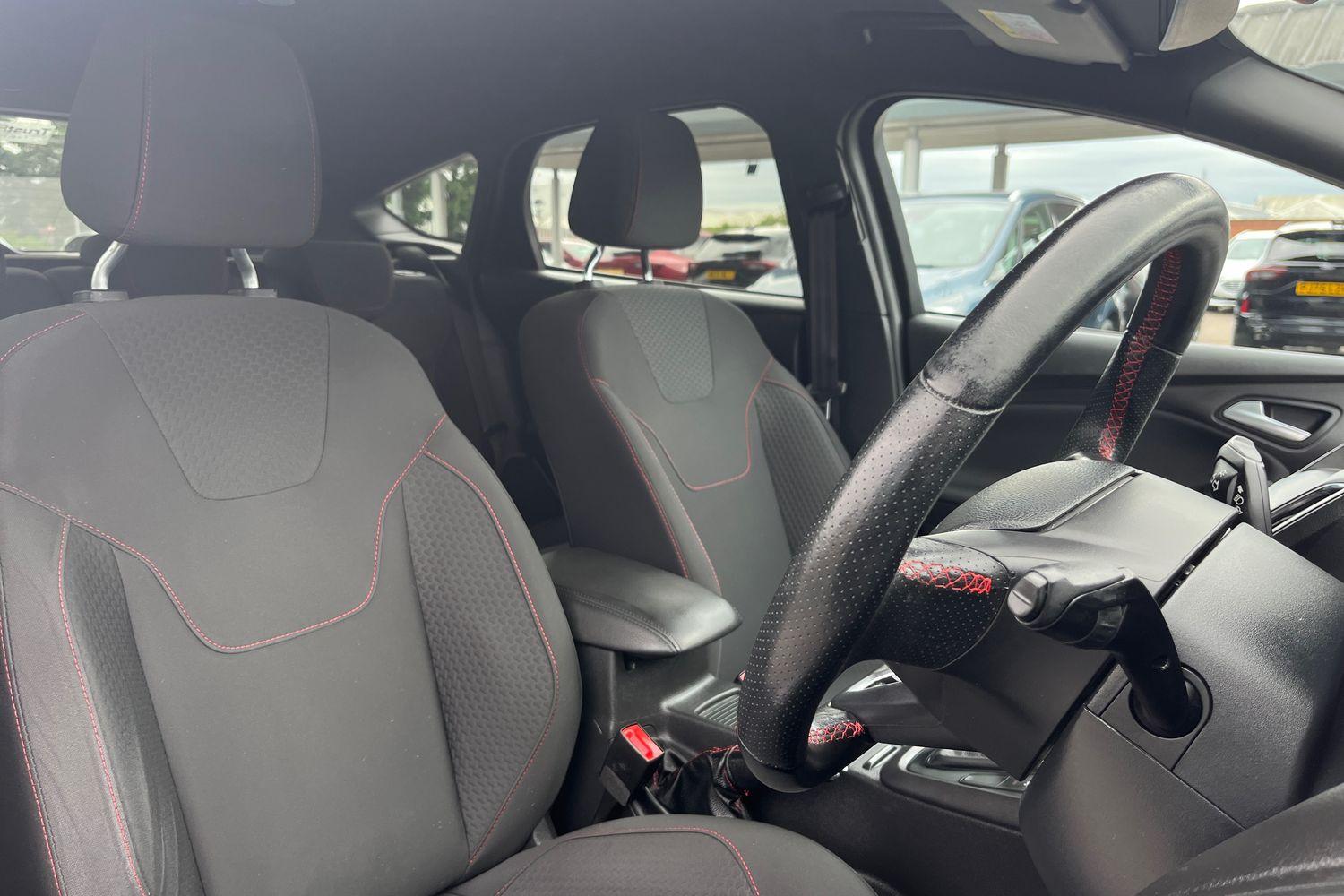 Ford Focus Photo 16