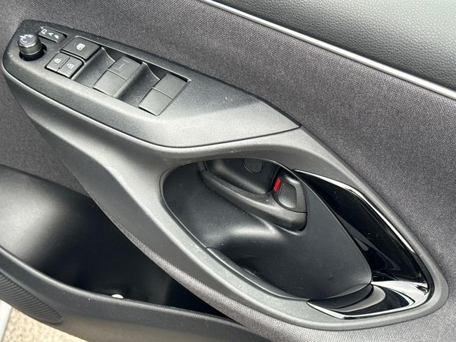 TOYOTA Yaris Photo 44