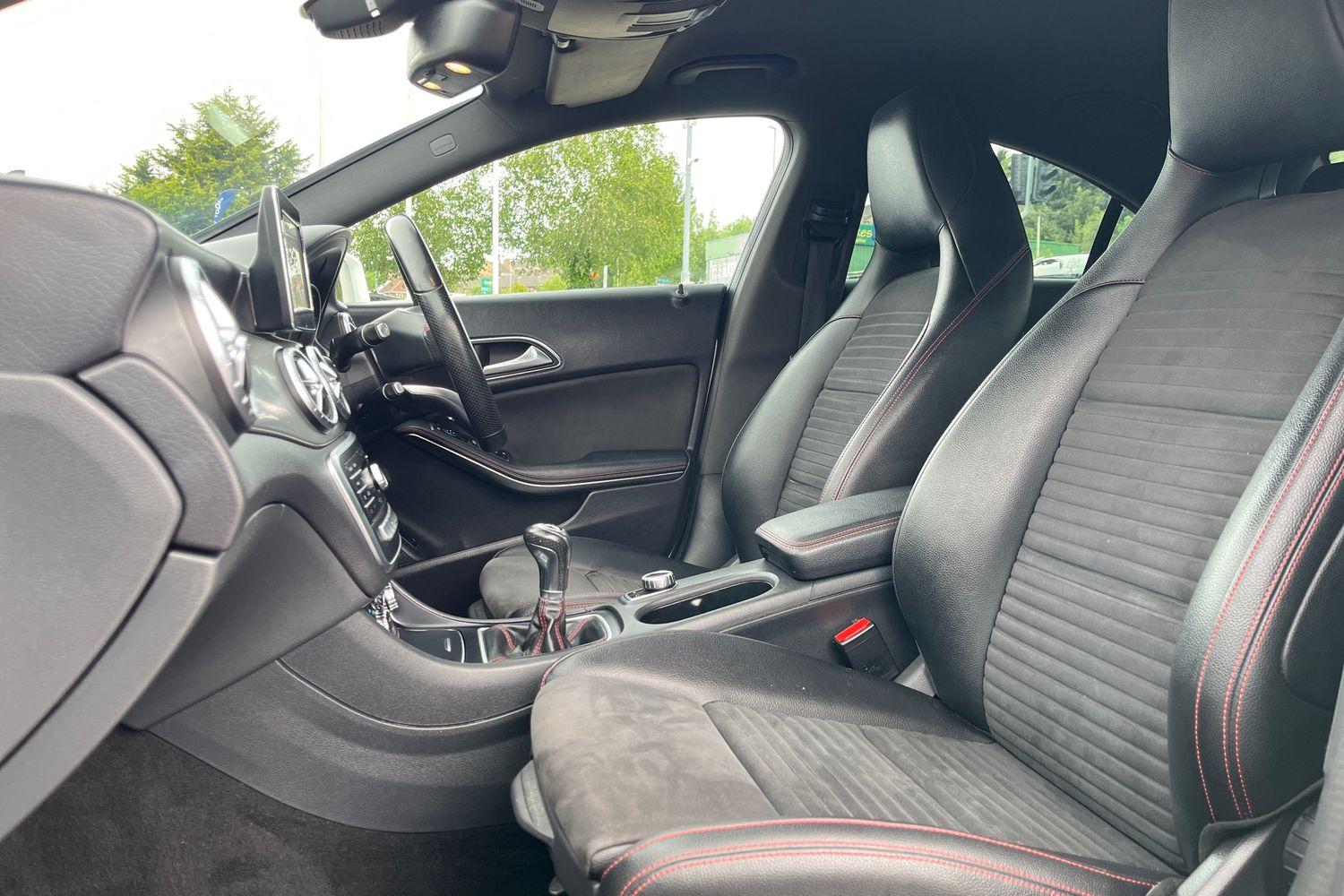 Mercedes-Benz CLA Photo 18