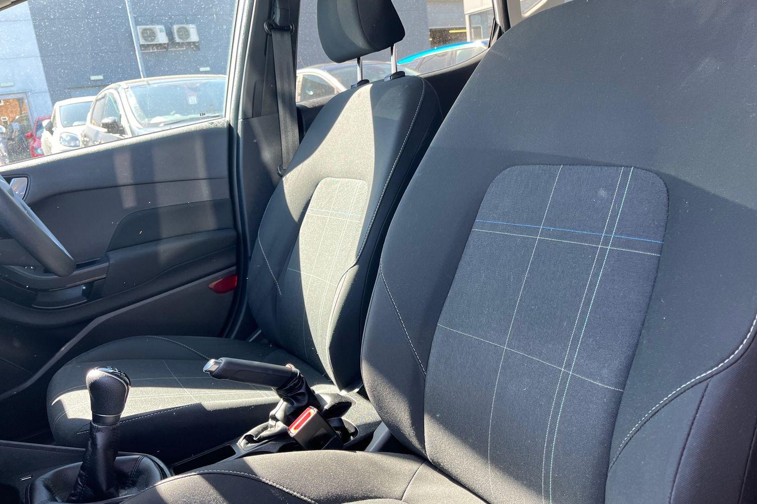 Ford FIESTA Photo 18