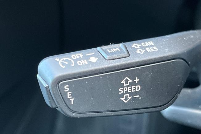 AUDI Q8 E-Tron Photo 30