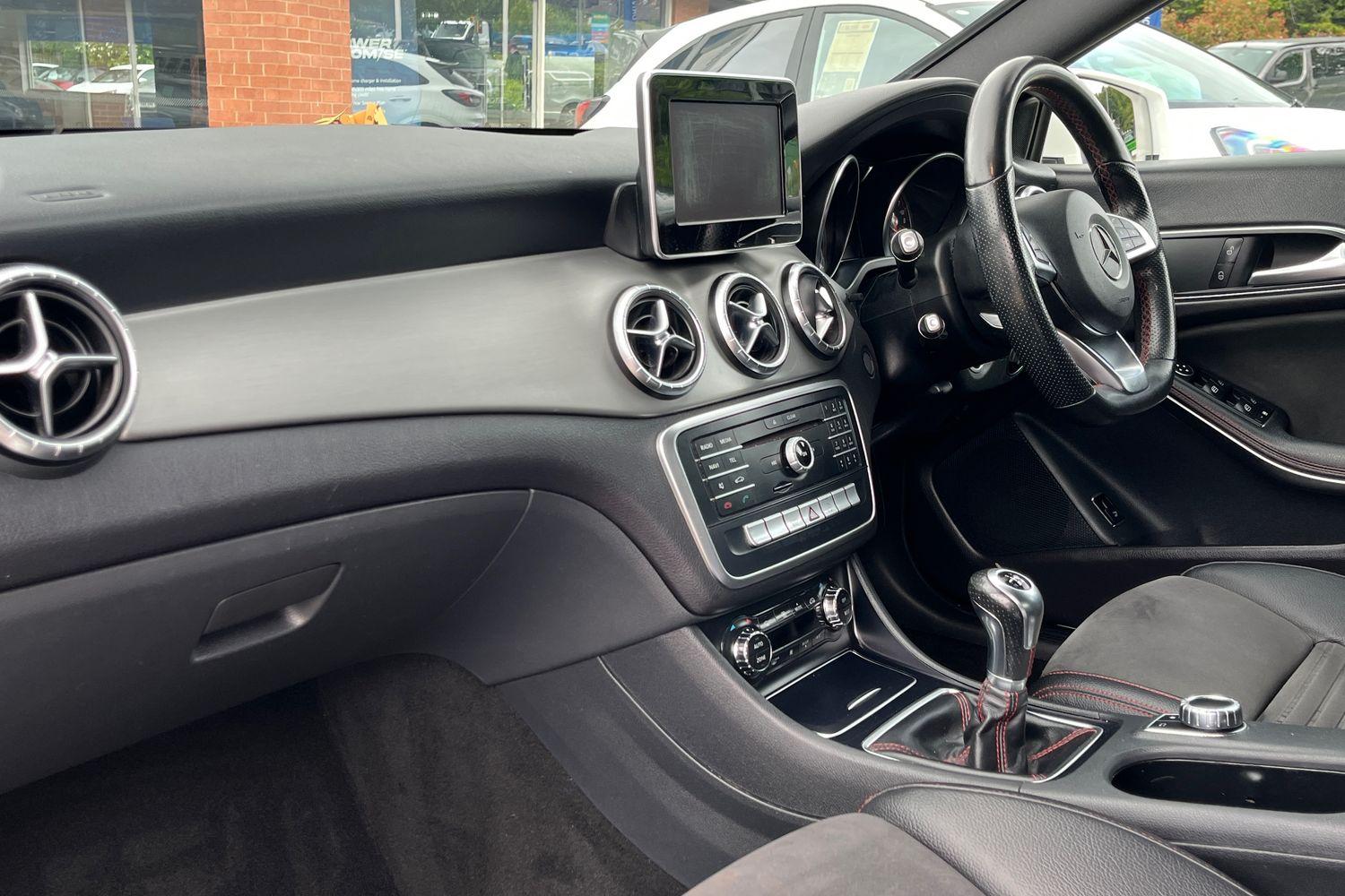 Mercedes-Benz CLA Photo 17