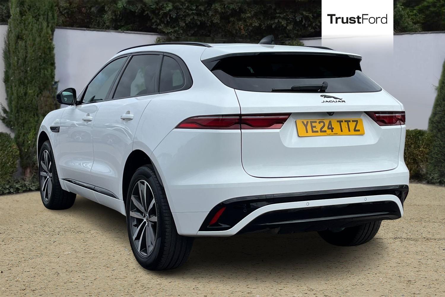 Jaguar F-PACE Photo 1