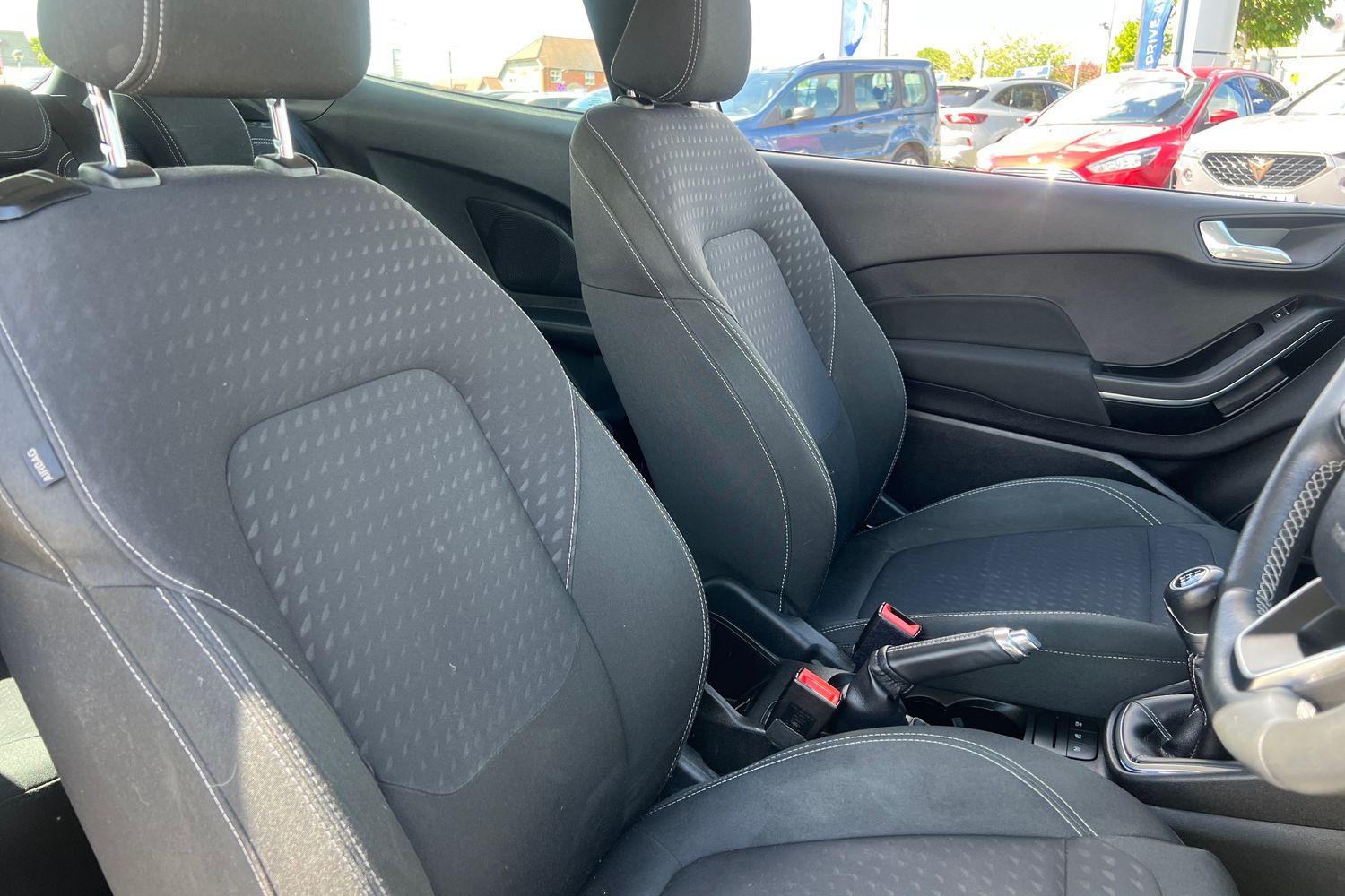 Ford FIESTA Photo 16