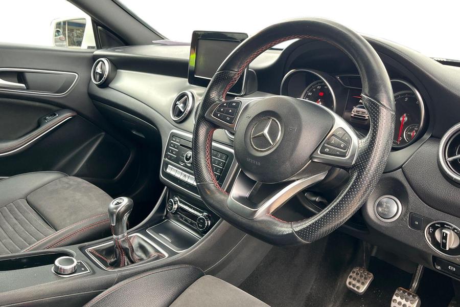 Mercedes-Benz CLA Photo autoimg-dfef2e0a009c8dc6b10a24ad1dec8244869597bd.jpg