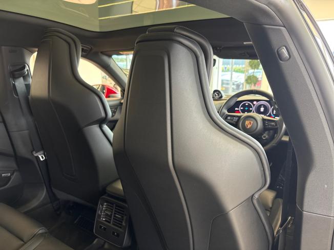 PORSCHE Taycan Photo 43