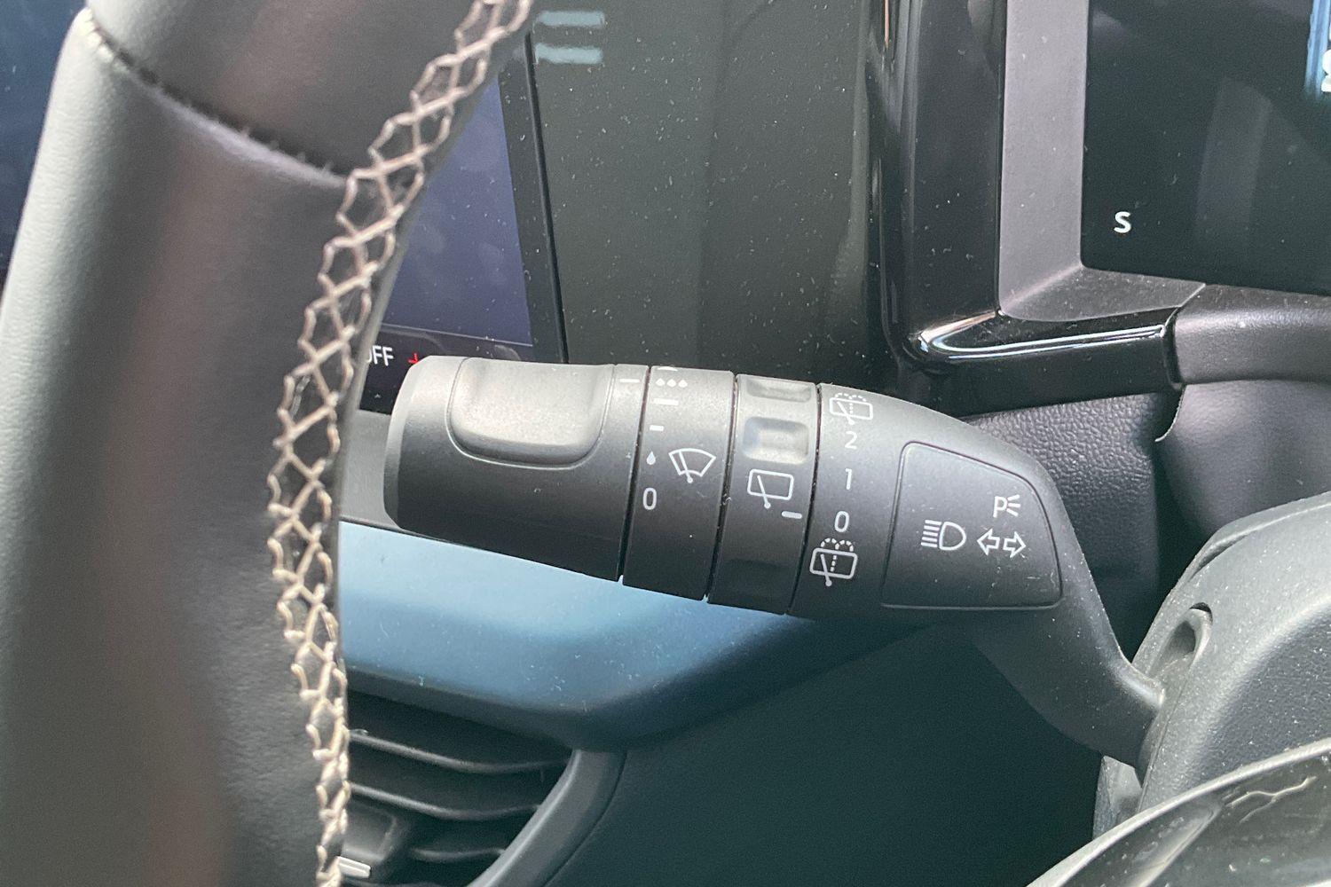 Ford E-Tourneo Courier Photo 13