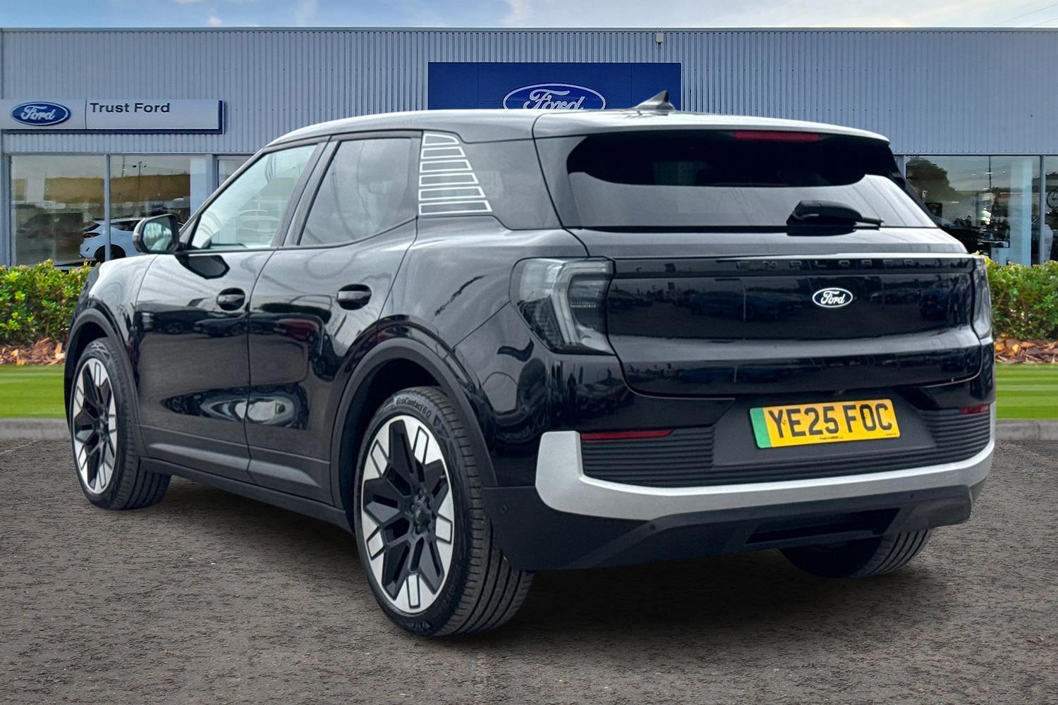 Ford Explorer Photo 1