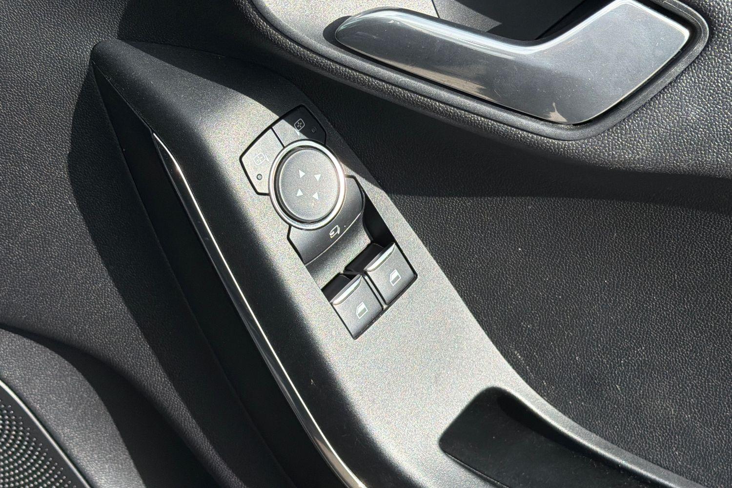 Ford FIESTA Photo 15