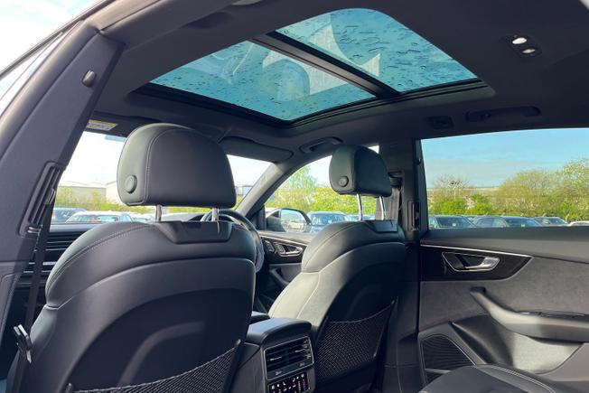 AUDI Q8 Photo 41