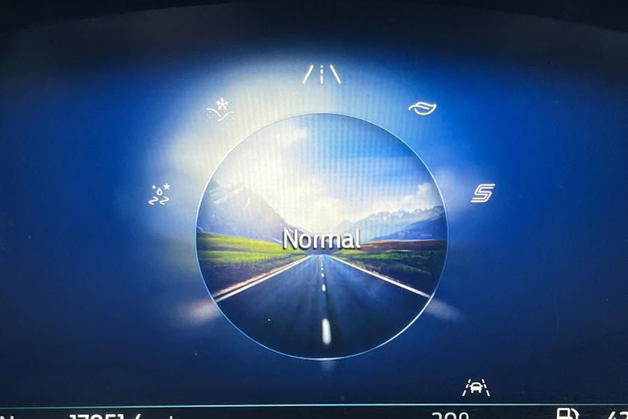 Ford KUGA Photo autoimg-e0c2a3aa72b77b1fc5125ce55905768bcc26db5c.jpg