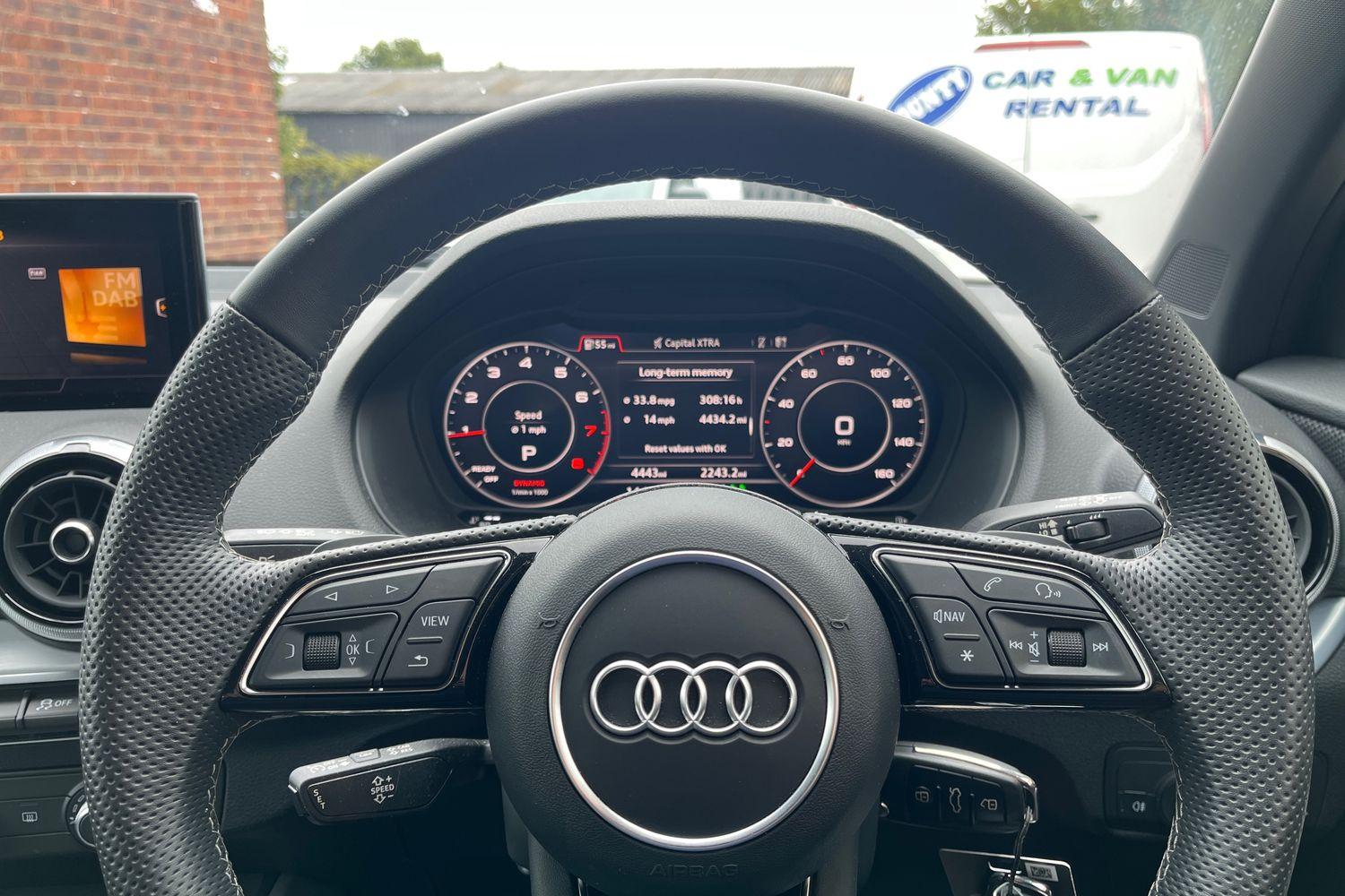 Audi Q2 Photo 11