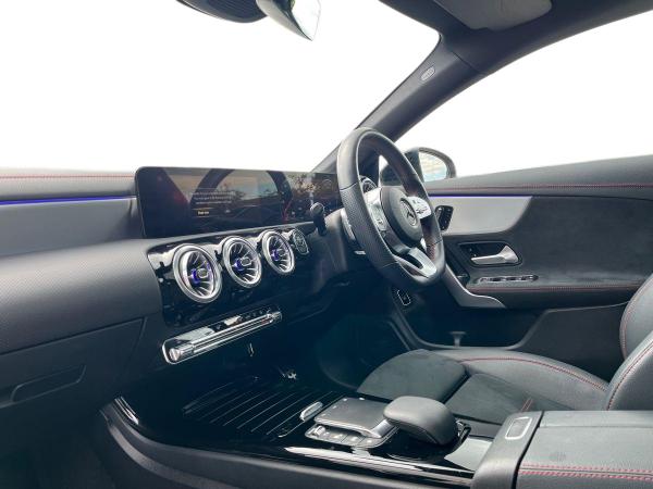 Mercedes-Benz CLA Photo autoimg-e0d49228968cf15f691454af0af21f1e493bcd86.jpg
