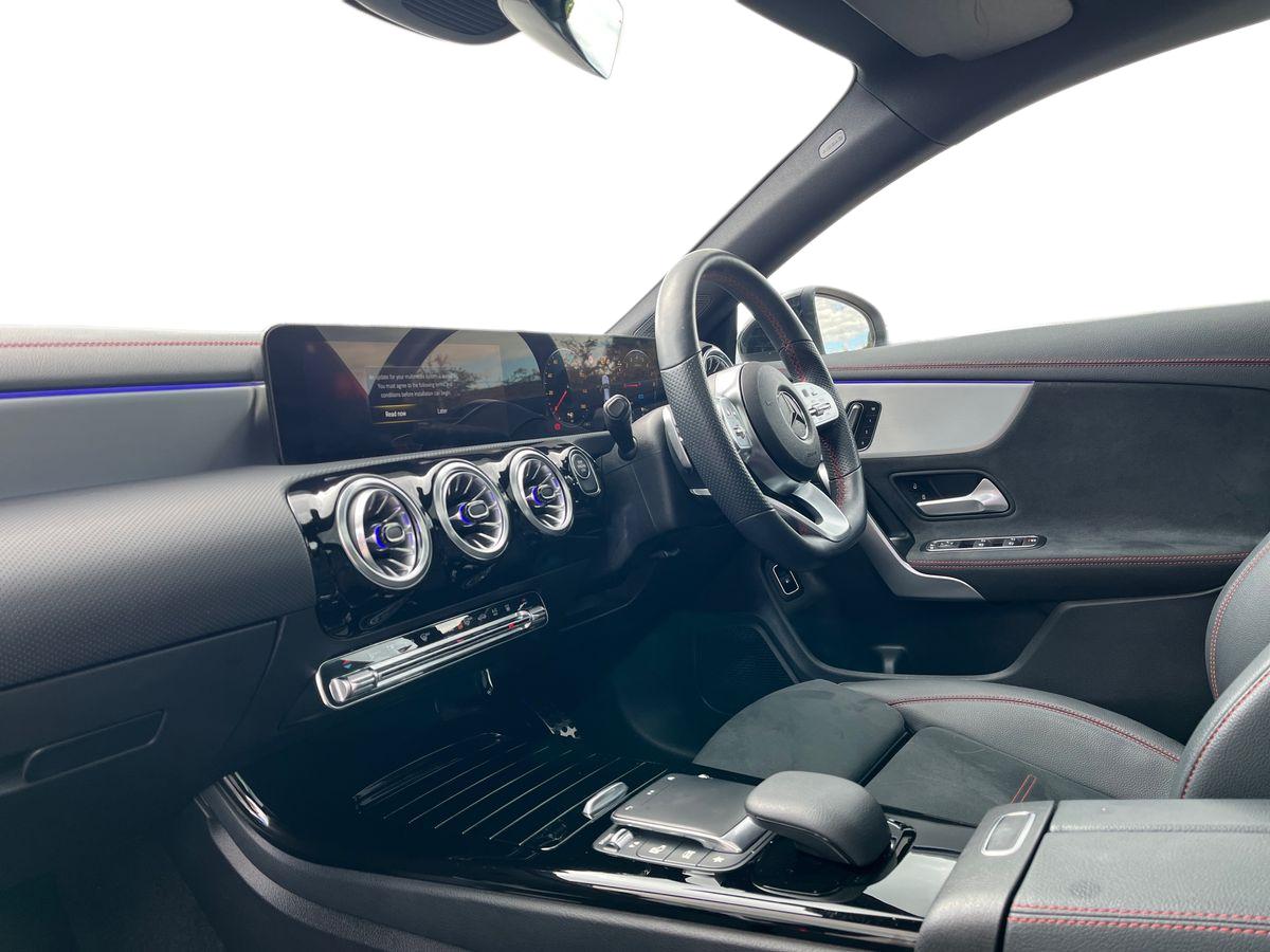 Mercedes-Benz CLA Photo 2