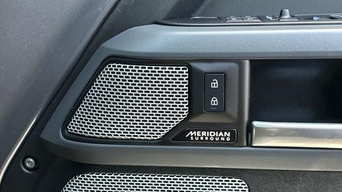 Land Rover Defender Photo autoimg-e0f01efa53f23ab311aebda306a9631ff55cd4a3.jpg