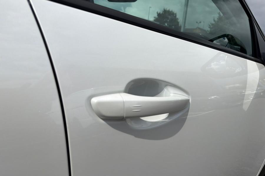 Peugeot 5008 Photo autoimg-e0f8a84cd6ae9cefcf6fe0af73a0e0691a294c6b.jpg