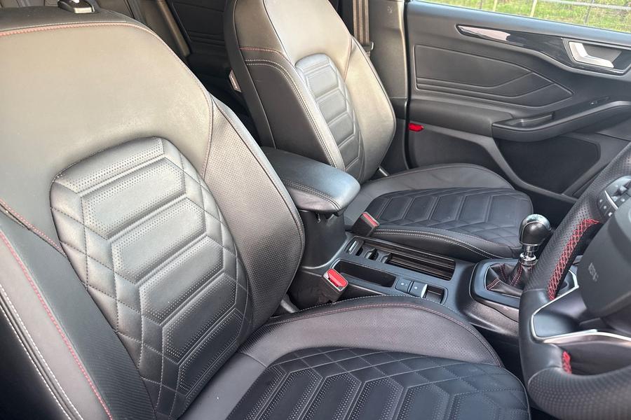 Ford FOCUS Photo autoimg-e107cfc980dc6f7af284b4d4d371dc84dea63936.jpg