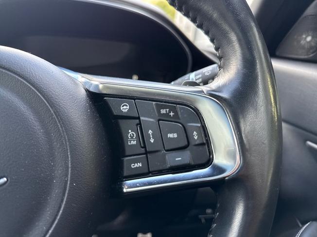 Jaguar E-PACE Photo 17