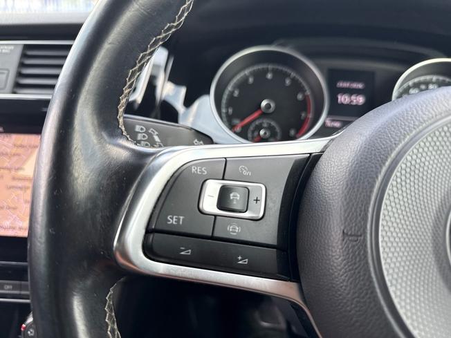 VOLKSWAGEN Golf Photo 16