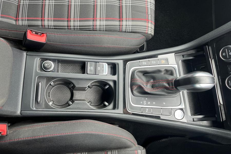 Volkswagen GOLF Photo autoimg-e1c6ab560e04ab3473da1c4eae22fbd86eb9ea20.jpg