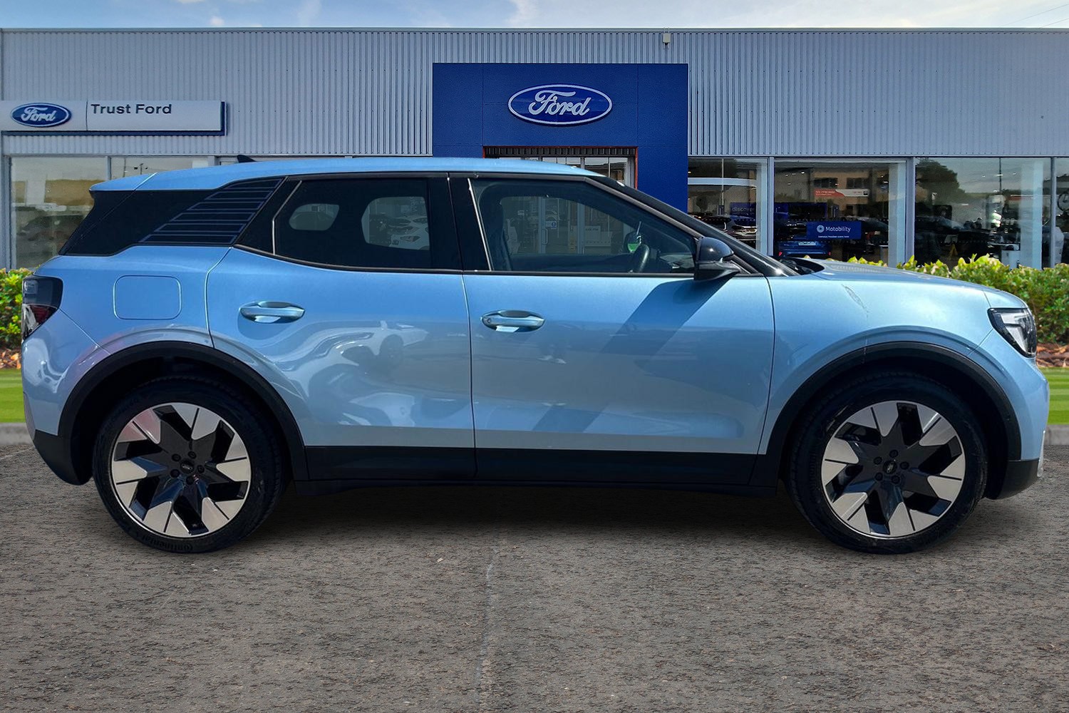 Ford EXPLORER Photo 2