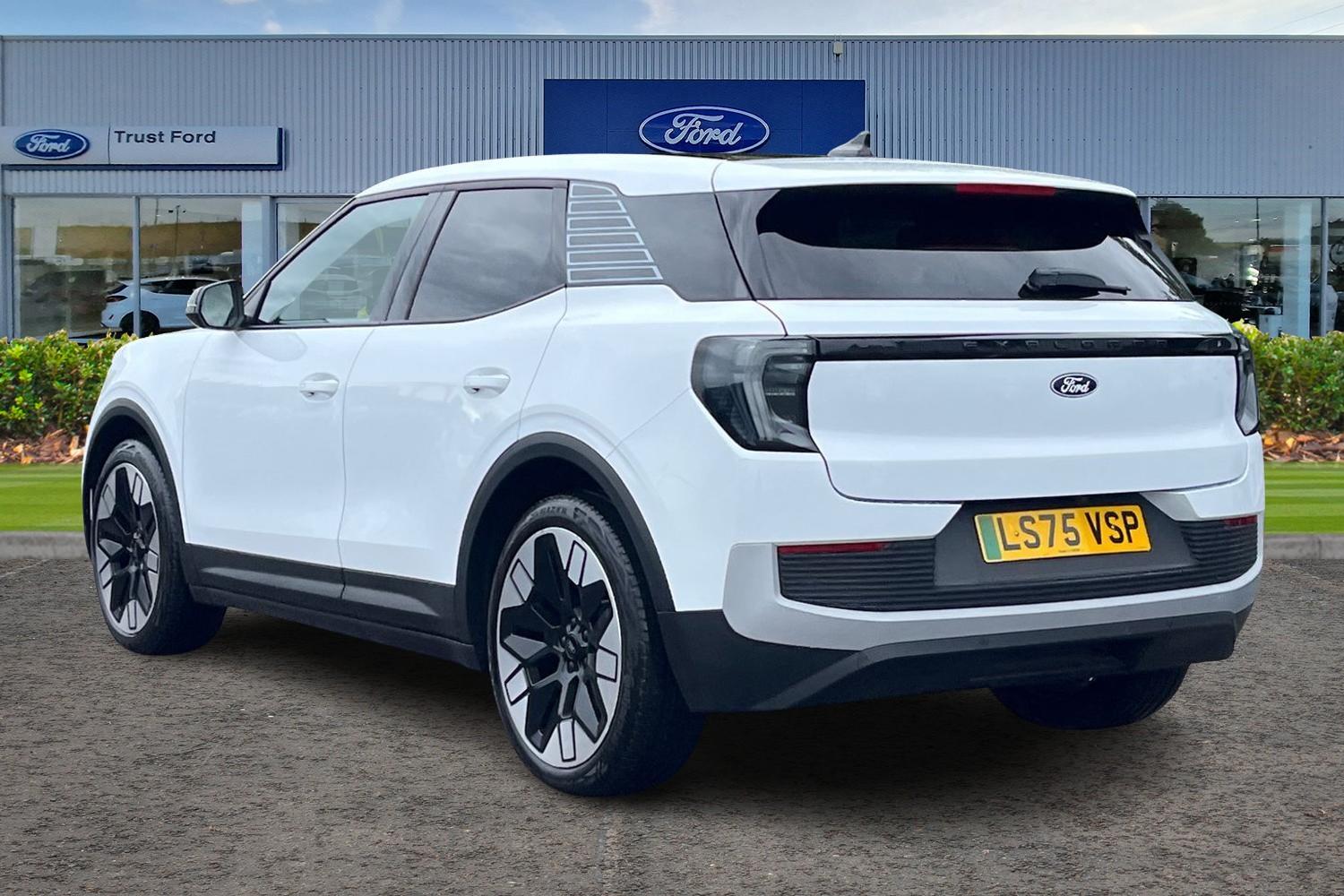 Ford Explorer Photo 1