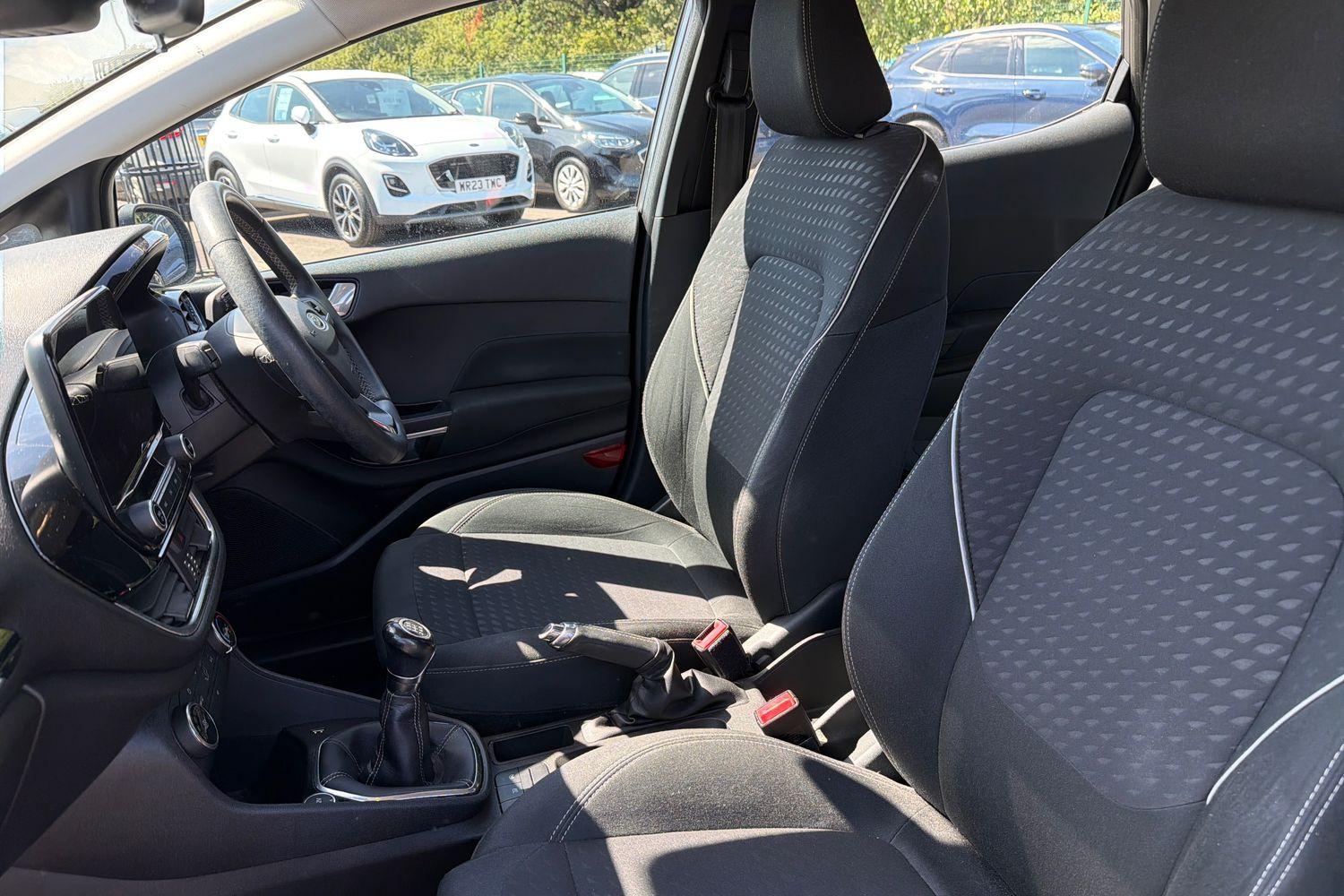 Ford FIESTA Photo 18