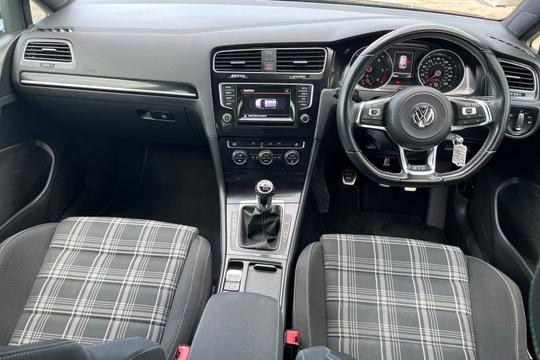 Volkswagen Golf Photo autoimg-e251653c243f6a97192deba0de4eff485c045d28.jpg