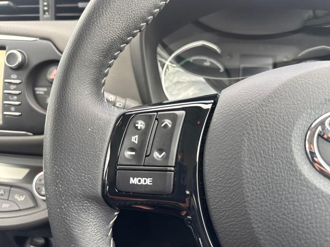 TOYOTA Yaris Photo 16