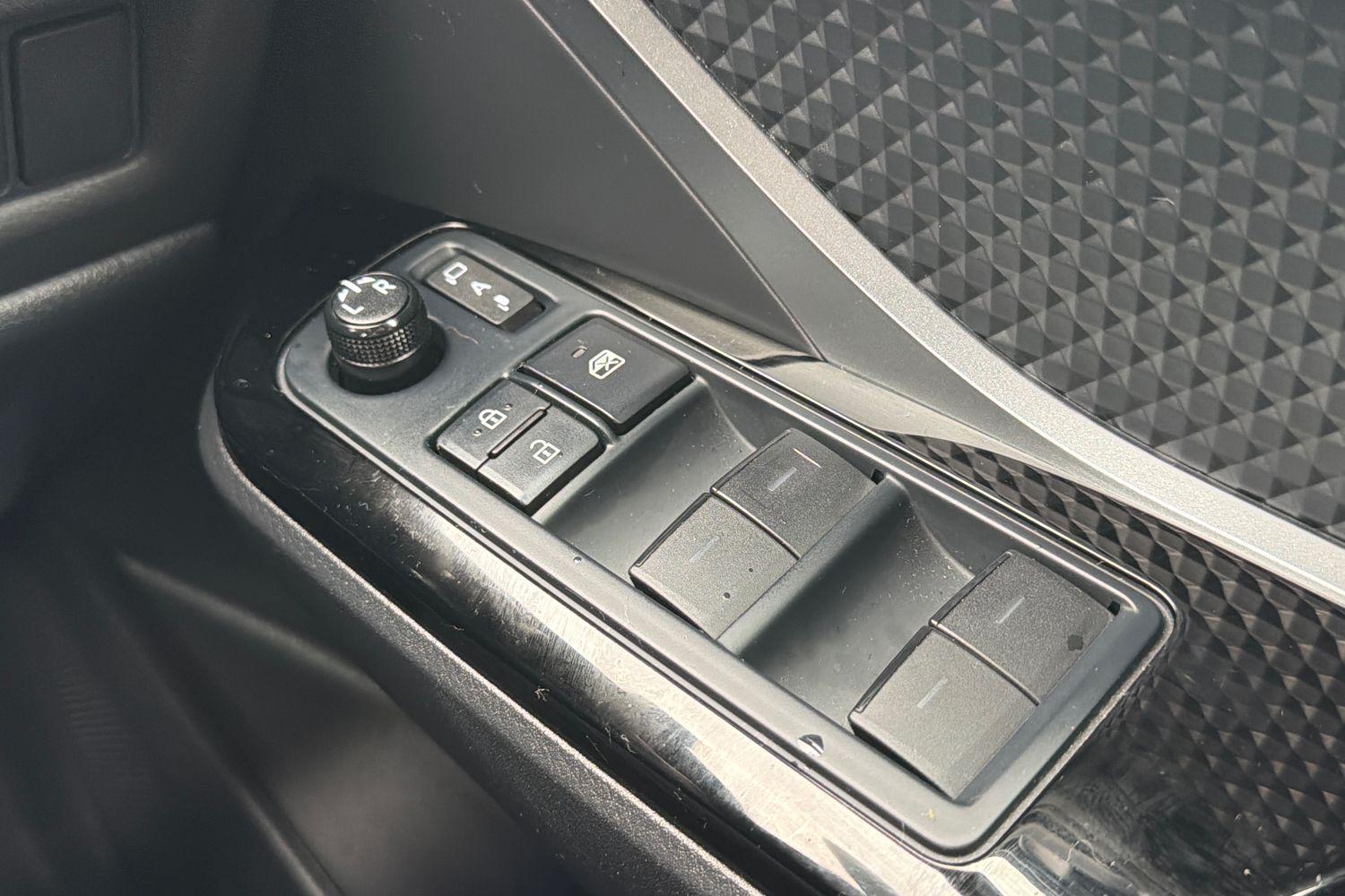 Toyota C-HR Photo 15