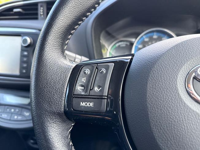 TOYOTA Yaris Photo 16