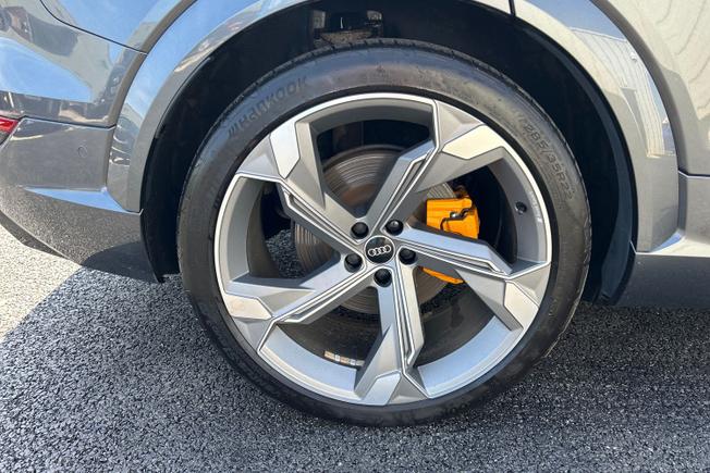 Audi e-tron S Photo 28