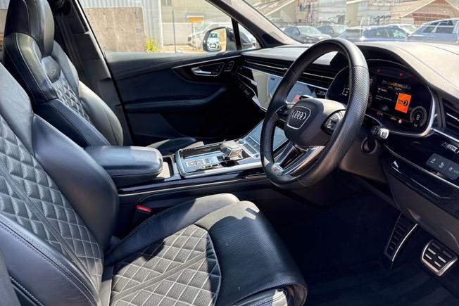 AUDI Q7 Photo 25