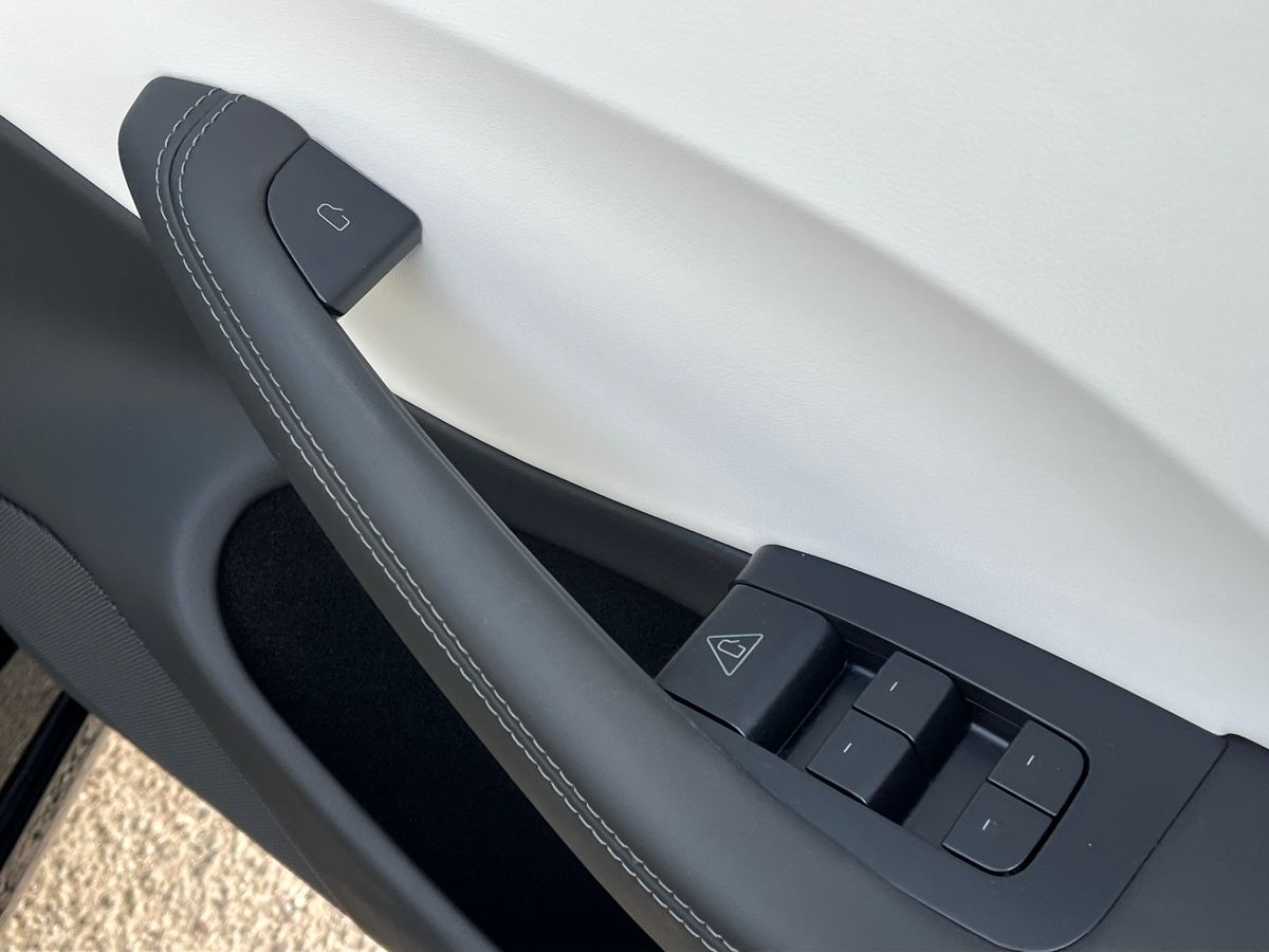 TESLA Model 3 Photo 27