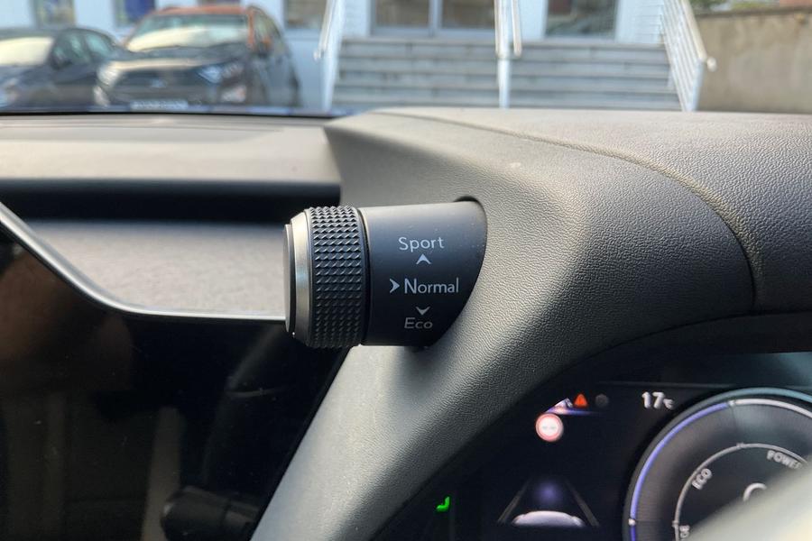 Lexus UX Photo autoimg-e3444a3afa8b1ce93142f780139e2d7c72d63704.jpg