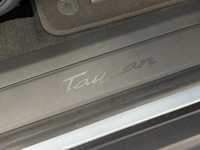 PORSCHE Taycan Photo 30