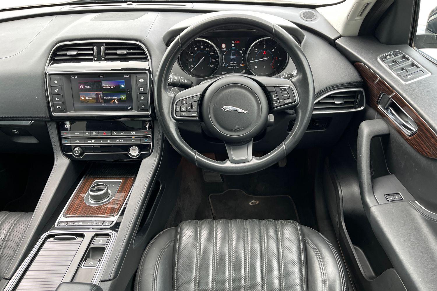 Jaguar F-PACE Photo 10