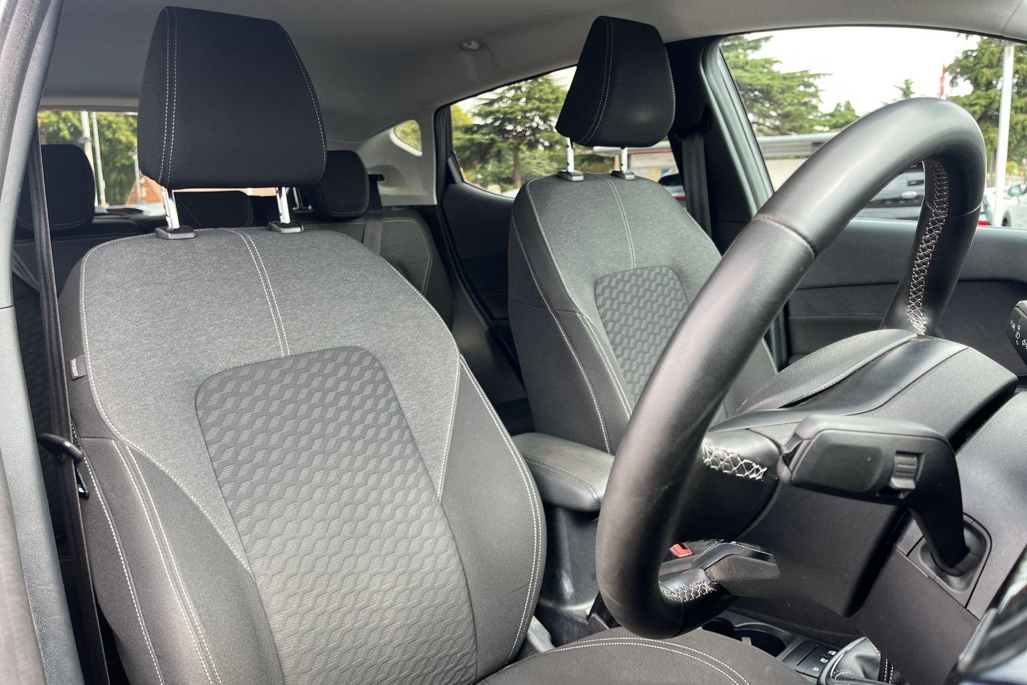 Ford FIESTA Photo 16