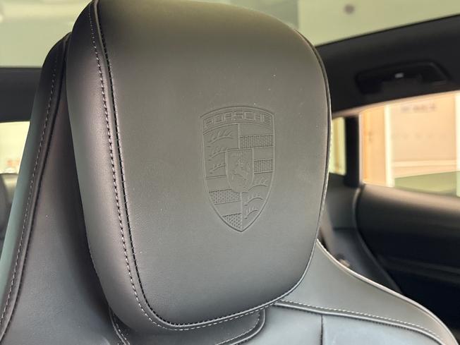 PORSCHE Taycan Photo 15