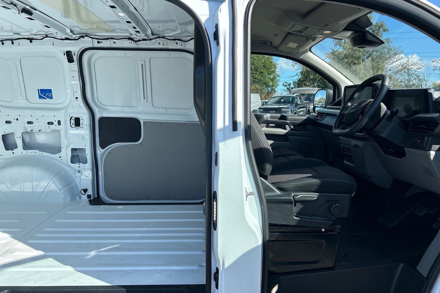 Ford E-TRANSIT CUSTOM Photo 24
