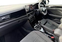 Volkswagen T-Roc Photo 2
