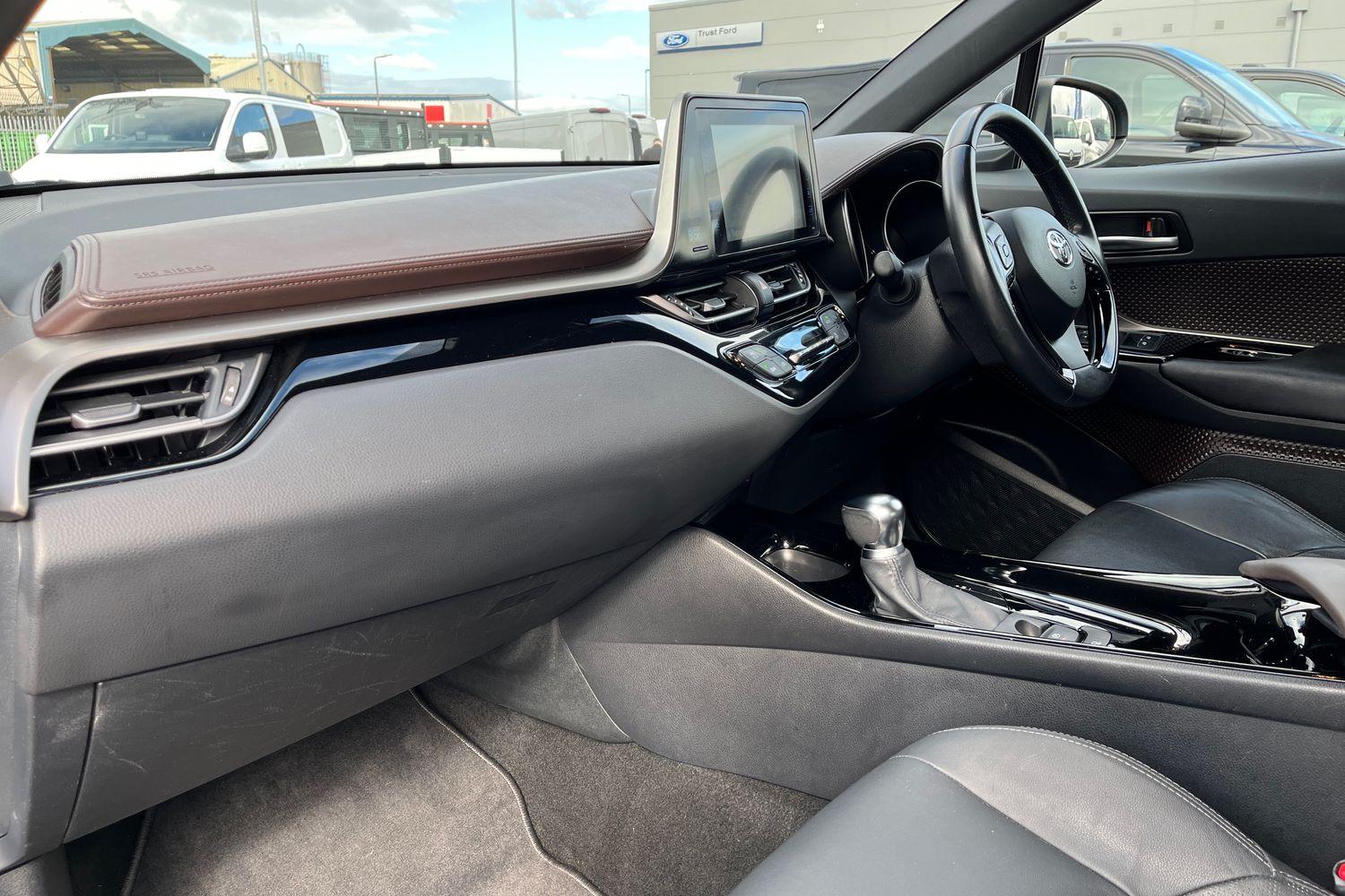 Toyota C-HR Photo 17