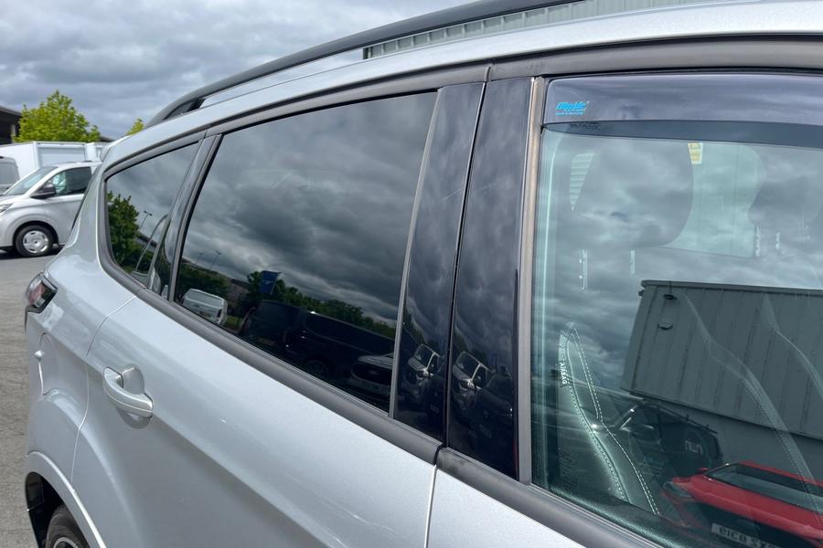 Ford KUGA Photo autoimg-e420bef36e32e13a106299f63ee3e756981b9994.jpg