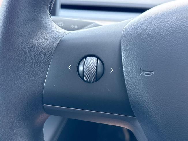 TESLA Model 3 Photo 16