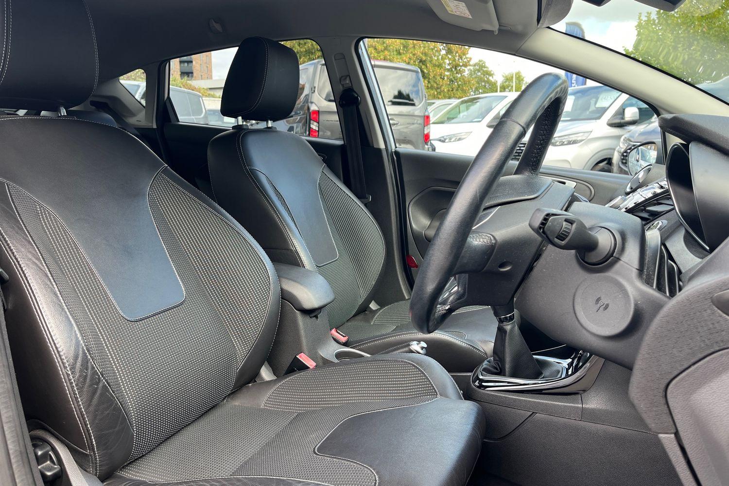 Ford FIESTA Photo 16